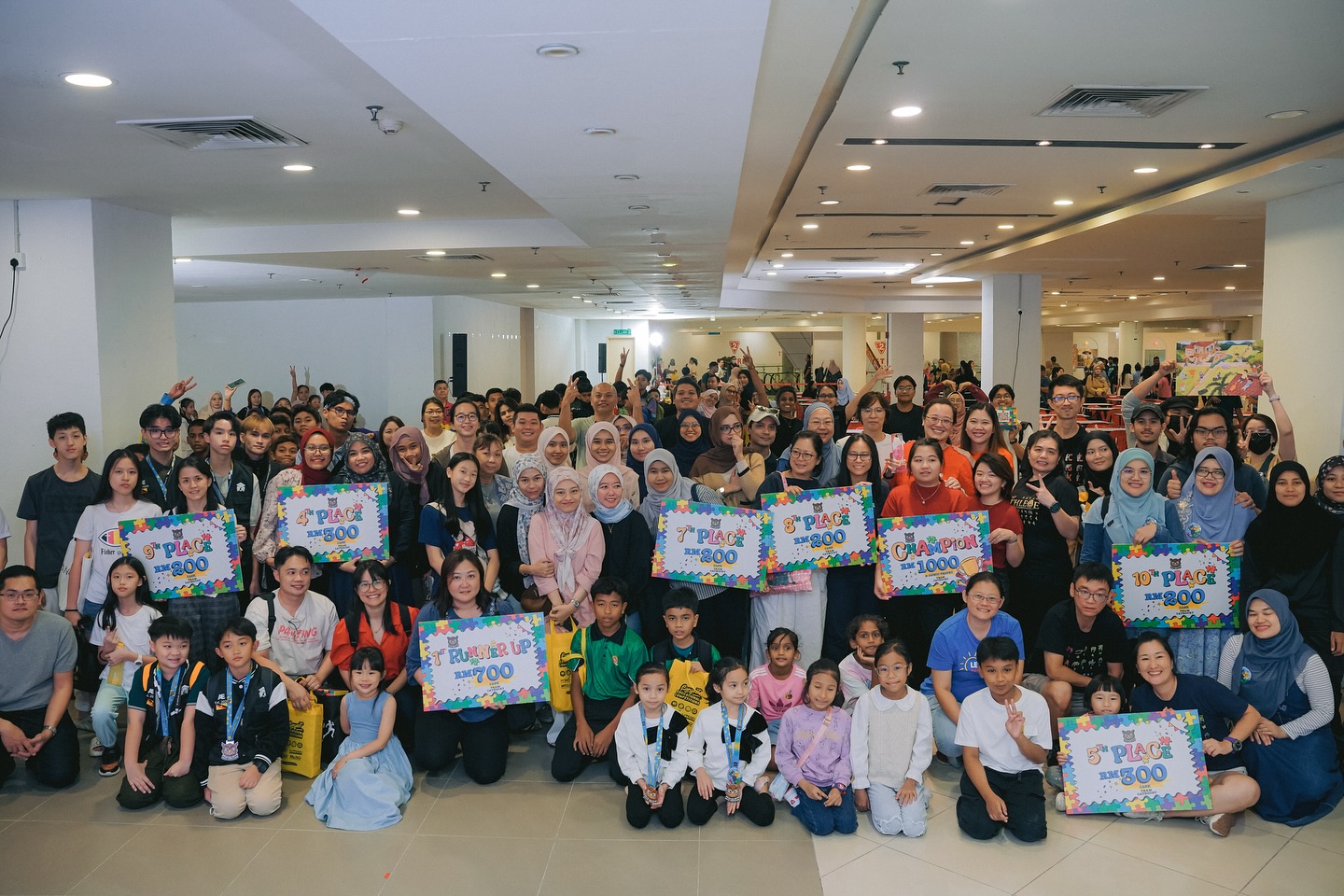 Every participant of the Malaysian Jigsaw Puzzle Competition 2025 together on the competition floor at Quill City Mall